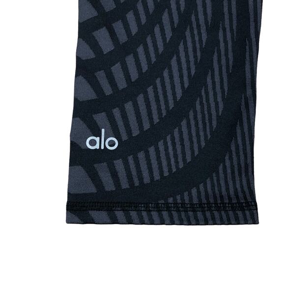 ALO Leggings Airbrush Capri Cropped Pant Black Gray Abstract Size XS Workout Gym - Picture 4 of 6